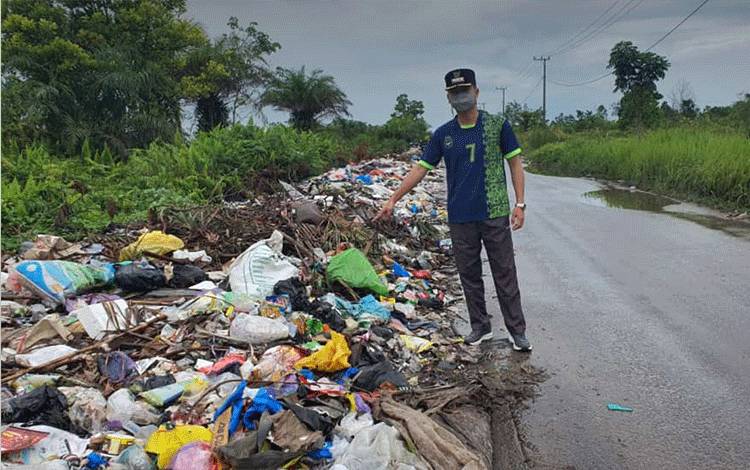 Tumpukan Sampah Puluhan Meter Penuhi Tepi Jalan Pelita Barat
