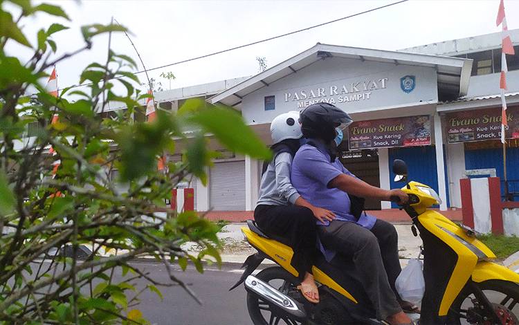 Pasar Rakyat Mentaya Sampit di Jalan Achmad Yani, Sampit, Kotawaringin Timur.?