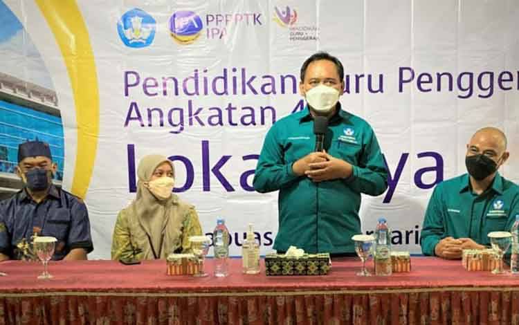 Kepala Dinas Pendidikan Kapuas, Suwarno Muriyat saat membuka lokakarya dua angkatan empat.