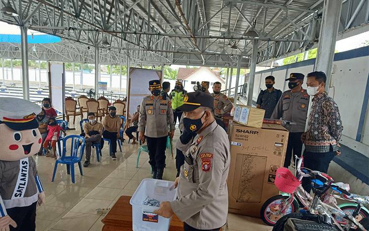 Kapolres Tinjau Pelaksanaan Vaksinasi di Arena Tiara Batara