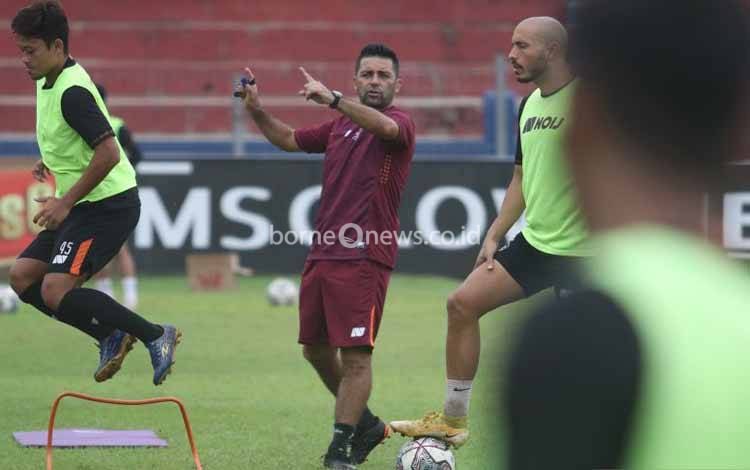 Javier Roca Tak Anggap Spesial Laga Lawan Persija