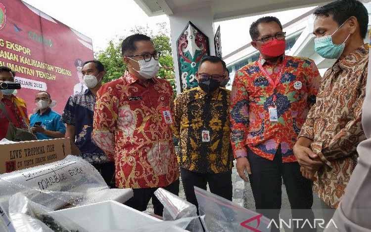 (Dari kiri) Asisten II Setda Kalteng Leonard S Ampung, Kepala OJK Kalteng Otto Fitriandy dan Kadislutkan Kalteng Darliansjah, bersama eksportir produk perikanan, Jumat, (18/2/2022)