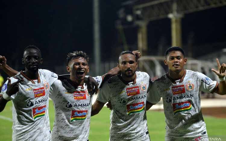 Pesepak bola Persija Jakarta Taufik Hidayat (kanan) berselebrasi bersama rekannya Rohit Chand (kedua kanan), Osvaldo Ardiles Haay (kedua kiri) dan Makan Konate (kiri) usai mencetak gol ke gawang Persita Tangerang saat pertandingan Liga 1 di Stadion I Gusti Ngurah Rai, Denpasar, Bali, Rabu (26/1/2022)