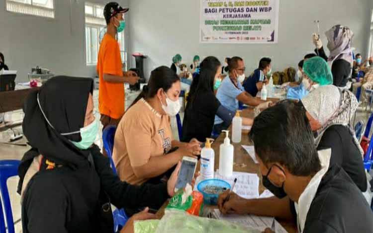 Giliran Pegawai Rutan Kuala Kapuas Jalani Vaksinasi Booster