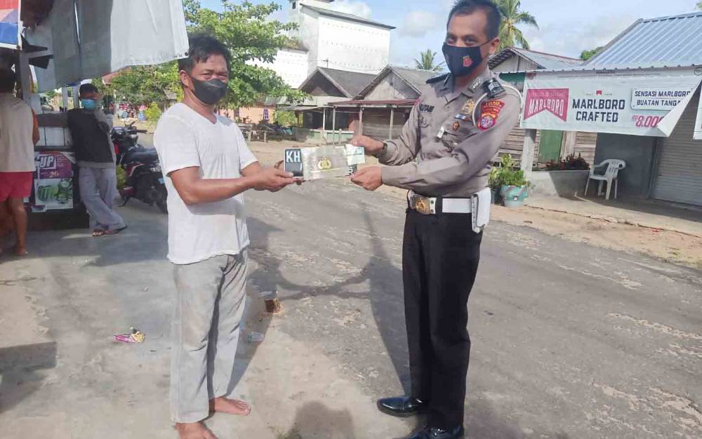 Satlantas Polres Seruyan Antarkan Langsung Surat Kendaraan ke Warga