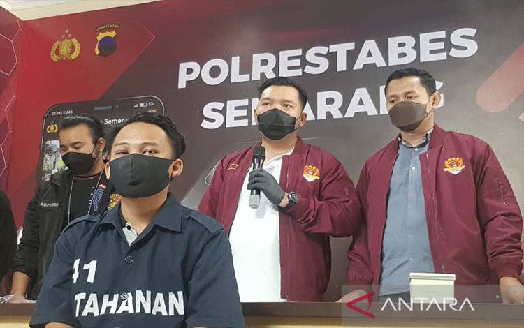 Anggota BIN gadungan dihadirkan saat pers rilis di Polrestabes Semarang, Sabtu (19/2/2022). (ANTARA/ I.C.Senjaya)