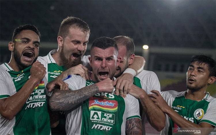 Pesepak bola PSS Sleman Aaron Michael Evans (tengah) beraksi bersama rekan-rekannya usai mencetak gol ke gawang PSIS Semarang pada pertandingan Liga I di Stadion Manahan, Solo, Jawa Tengah, Jumat (3/12/2021). ANTARA FOTO/Mohammad Ayudha/nym.