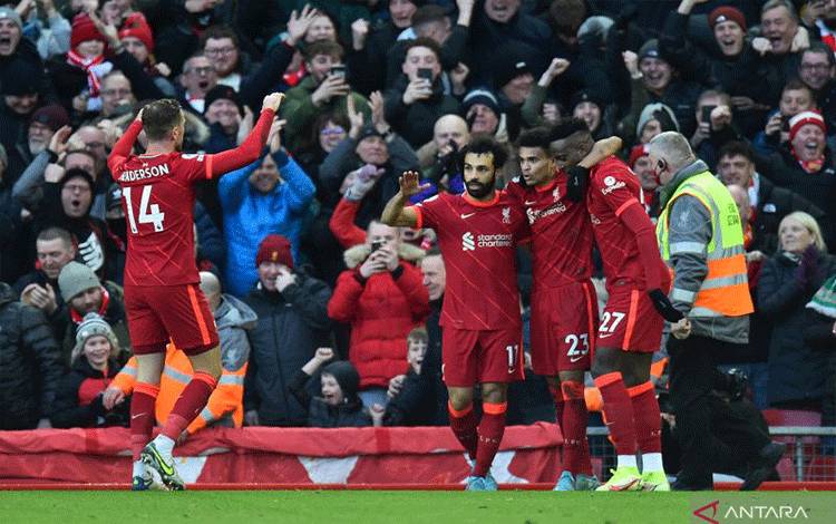 Pemain Liverpool merayakan gol kedua yang dicetak Moahmed Salah (kedua kiri) dalam pertandingan Liga Inggris lawan Norwich City di Stadion Anfield, Liverpool, Inggris, Sabtu (19/2/2022). ANTARA/REUTERS/PETER POWELL
