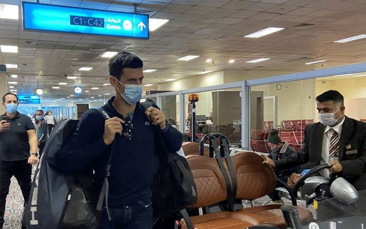 Petenis Serbia Novak Djokovic berjalan di bandara Dubai, Uni Emirat Arab, Senin (17/1/2022). Petenis nomor satu dunia itu meninggalkan Melbourne menuju Dubai setelah Pengadilan Federal Australia menguatkan keputusan pemerintah membatalkan visanya untuk bermain di Australian Open. (ANTARA/REUTERS/Abdel Hadi Ramahi)