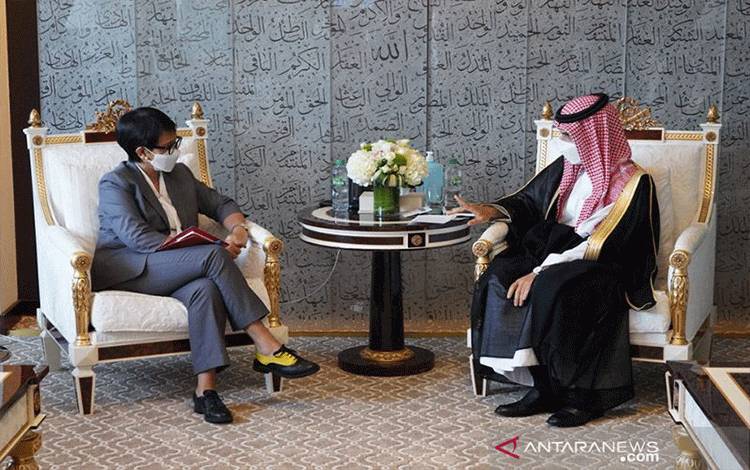 Menlu Arab Saudi Faisal bin Farhan (kanan) berbicang dengan Menlu RI Retno Marsudi (kiri) di sela-sela Sidang Umum PBB di New York, Amerika Serikat, pada Selasa (21/9/2021). ANTARA/HO-Kemlu RI/aa. (Handout Kemlu RI)