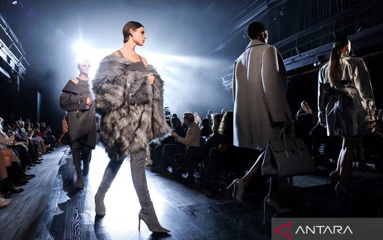 Michael Kors Bawa Kehidupan Malam New York di Koleksi Fall/Winter 2022
