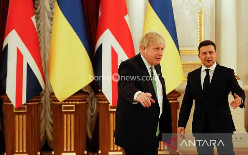 Perdana Menteri Inggris Boris Johnson (kiri) bertemu dengan Presiden Ukraina Volodymyr Zelenskiy di istana kepresidenan di Kiev, Ukraina, Selasa (1/2/2022). (foto : ANTARA/REUTERS/Peter Nicholls/tm/am)
