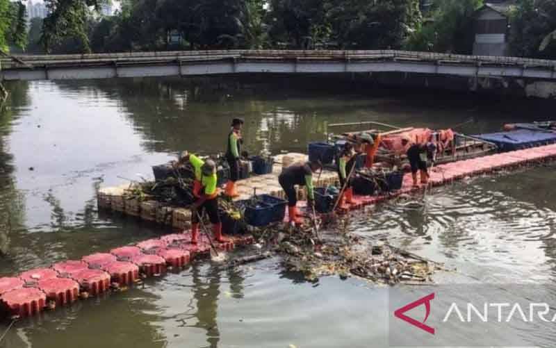 Volume Sampah di Sungai Jakarta Melebihi Luas Monas