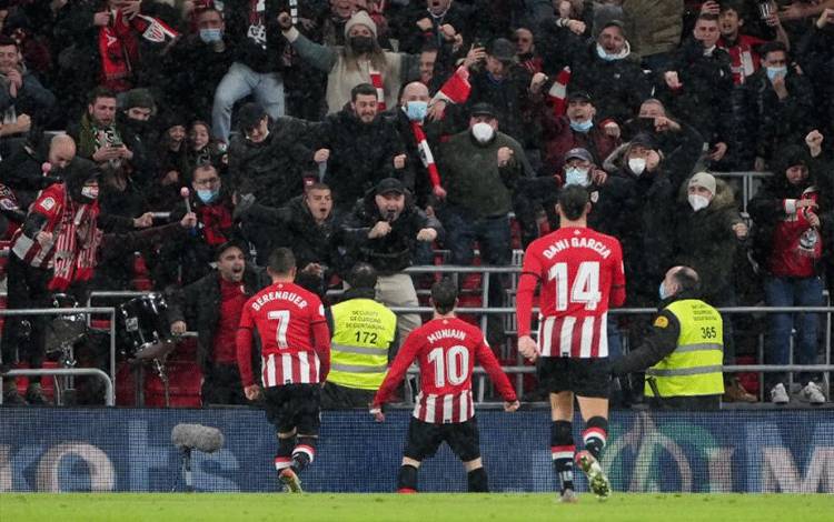 Foto arsip - Pemain depan Athletic Bilbao Iker Muniain (tengah) merayakan gol dalam laga 16 besar Copa del Rey melawan FC Barcelona di Stadion San Mames, Bilbao, pada 20 Januari 2022. Munian juga turut mencetak gol ketika Bilbao menang besar 4-0 melawan Real Sociedad di stadion yang sama sebulan kemudian pada 20 Februari dalam pertandingan LaLiga. (AFP/CESAR MANSO)