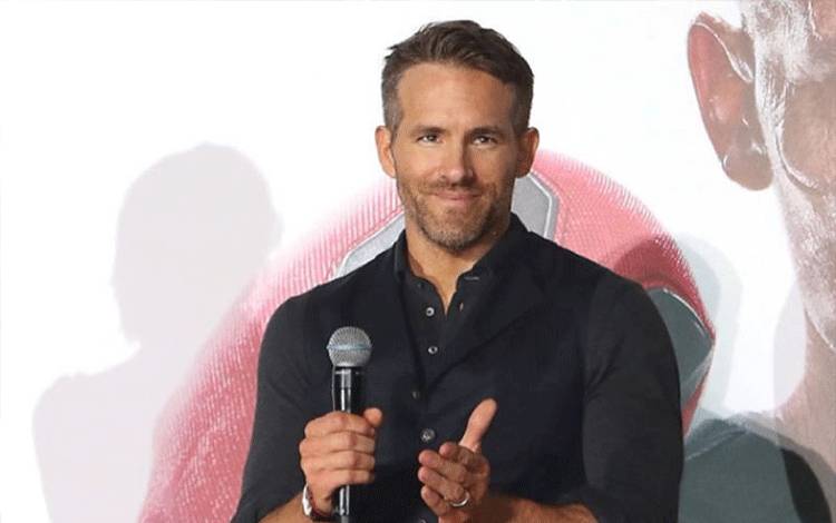 Ryan Reynolds & Patrick Stewart Tak Akan Tampil di "Doctor Strange 2"