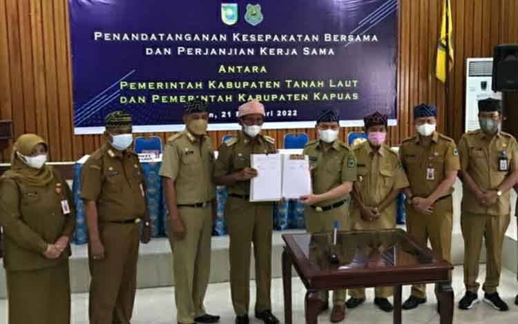 Penandatanganan kesepakatan bersama antara Pemkab Kapuas dan Pemkab Tanah Laut, Senin 21 Februari 2022