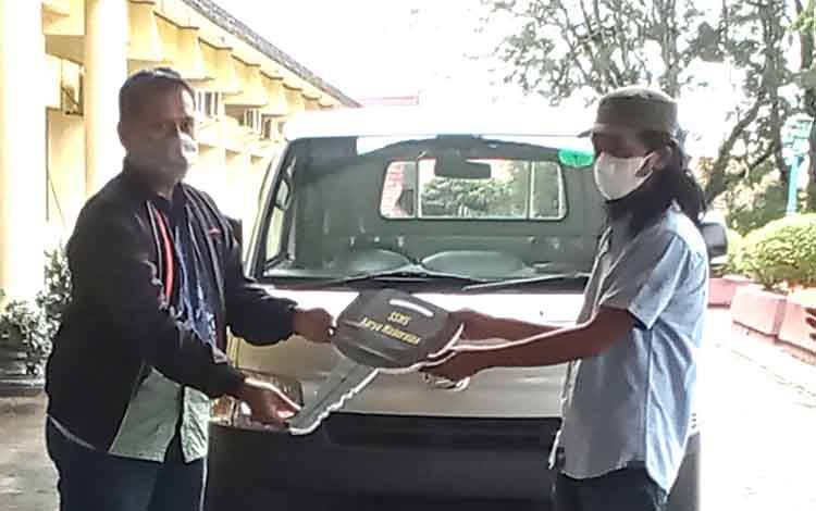 Head of Sustainability PT.SSMS, Tbk Henky Satrio Wibowo menyerahkan bantuan mobil operasional penjagaan hutan kepada Ketua Yayasan KTH Komunitas Karya Masoraian Gusti Samudra beberapa waktu lalu