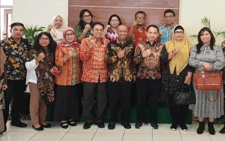 Pimpinan dan anggota Komisi III DPRD Kalteng saat melaksanakan kunjungan kerja.