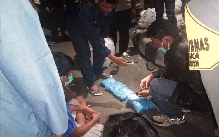 BNN RI saat melakukan penangkapan tersangka di Kota Palangka Raya dan mengamankan barang bukti diduga narkotika.