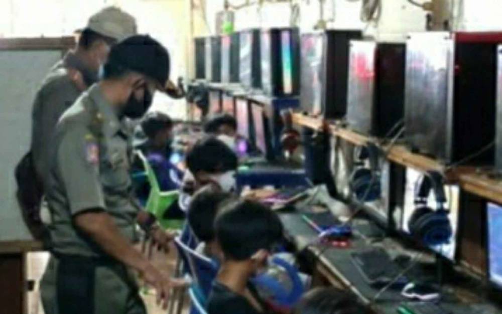 PPKM Level 3, Satpol PP Kapuas Tertibkan Pelajar Nongkrong di Warnet