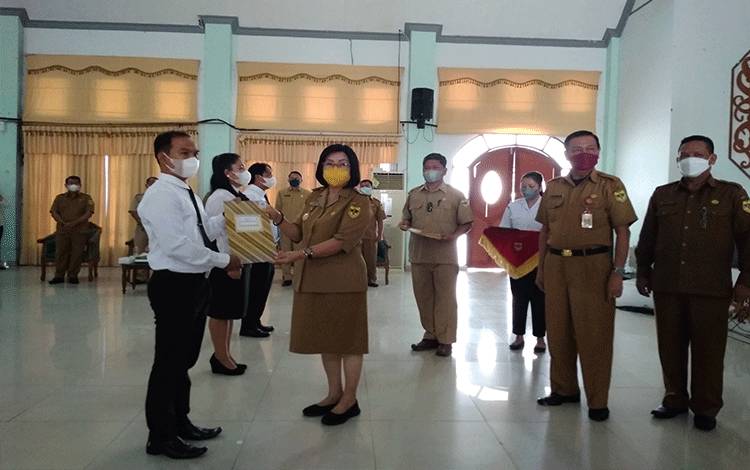 Wakil Bupati Gunung Mas Menyerahkan Petikan SK CPNS dan PPPK Tahap I