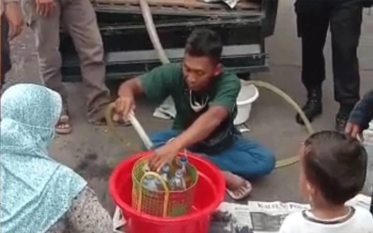 Dalam Sehari Total 6 Ribu Liter Minyak Goreng Curah Disalurkan PT. CBU Langsung ke Masyarakat