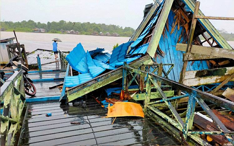 Angin Puting Beliung Rusak Belasan Bangunan di Mantangai