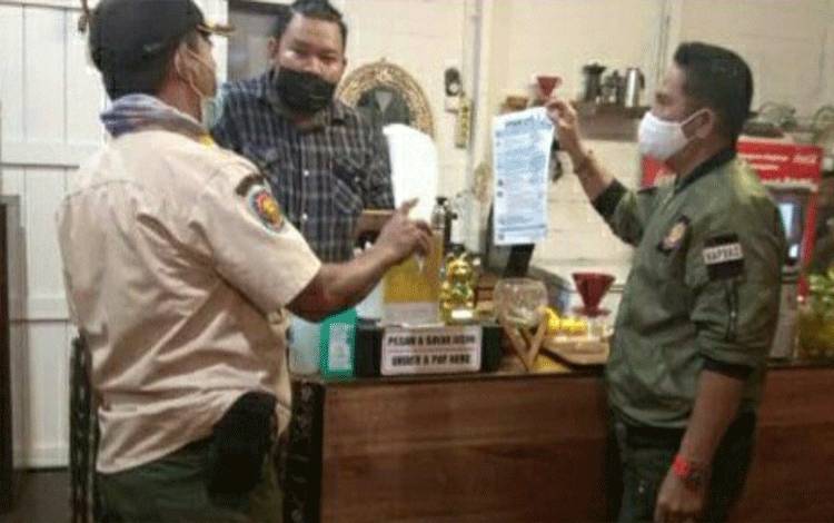 Satpol PP dan Damkar Kapuas Ajak Warga Disiplin Prokes dan Ikuti Vaksinasi