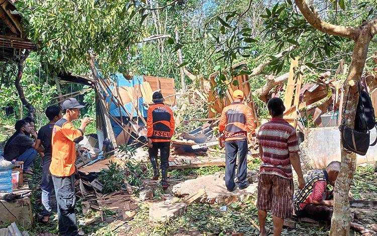Rumah Warga dan Barak di Tamiang Layang Hancur Tertimpa Pohon Besar