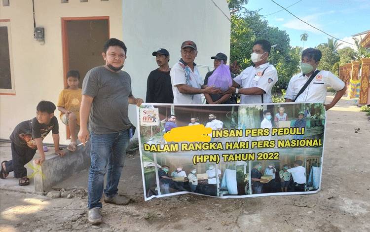 Wartawan di Barito Selatan Salurkan Bantuan Bagi Korban Angin Puting Beliung