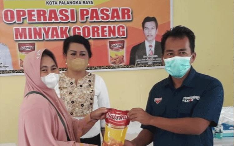 Operasi pasar minyak goreng di Kelurahan Langkai.