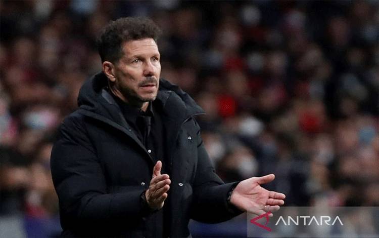 Manajer Atletico Madrid Diego Simeone saat mendampingi timnya menghadapi Manchester United dalam leg pertama 16 besar Liga Champions di Stadion Wanda Metropolitano, Madrid, Spanyol, Rabu (23/2/2022) waktu setempat. (ANTARA/REUTERS/Javier Barbancho)
