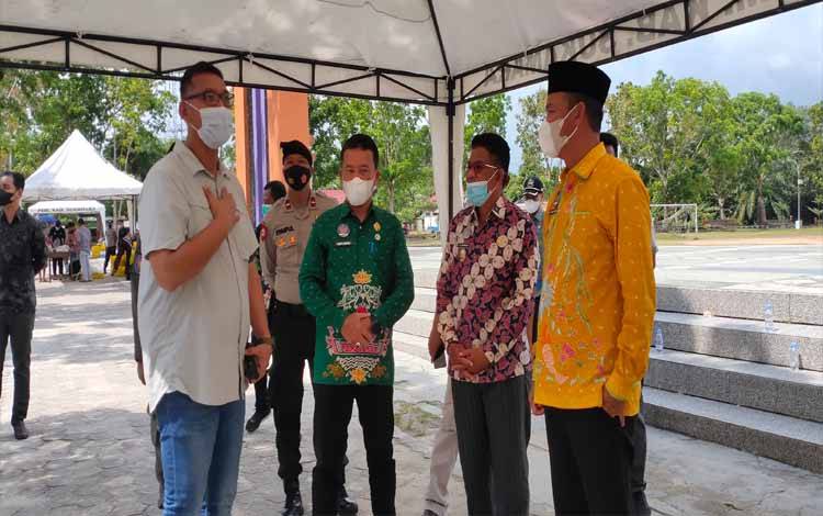 Bupati Sukamara, Windu Subagio memantau operasi pasar minyak goreng yang dilaksanakan PT CBI Group