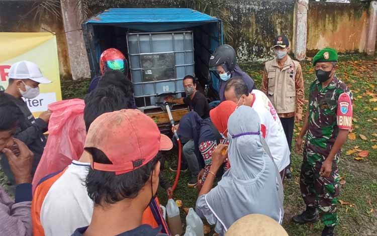 Walau Hujan, Warga Kelurahan Sidorejo Antusias Antre Beli Minyak Goreng Produksi PT CBU