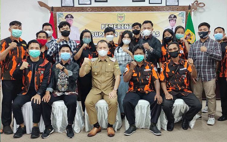 Bupati Gunung Mas bersama dengan pengurus SAPMA PP dan KEPPMA Gumas