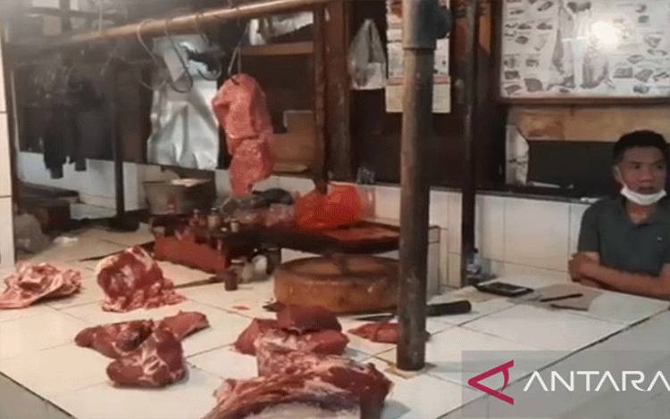Pedagang daging sapi berjualan di Pasar Kramat Jati, Jakarta, Kamis (24/2/2022). ANTARA/Yogi Rachman