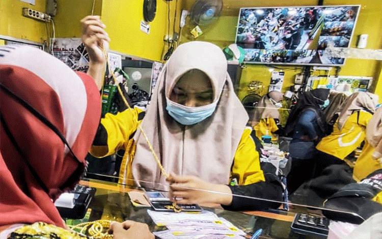 Suasana jual beli emas di salah satu toko di Pusat Perbelanjaan Mentaya Sampit