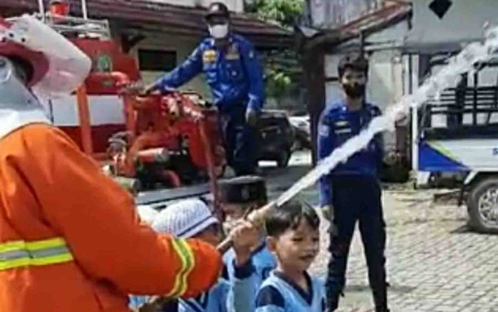 Satpol PP dan Damkar Kapuas Perkenalkan Alat Pemadaman ke Murid TK
