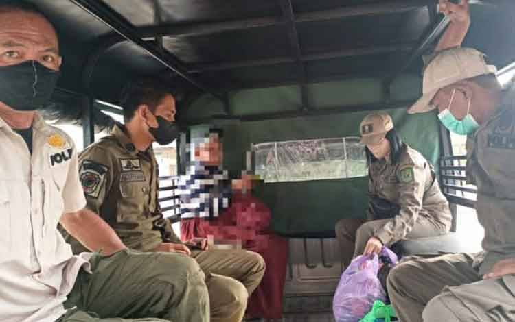 Satpol PP dan Damkar Kapuas Antarkan ODGJ ke Rumah Singgah