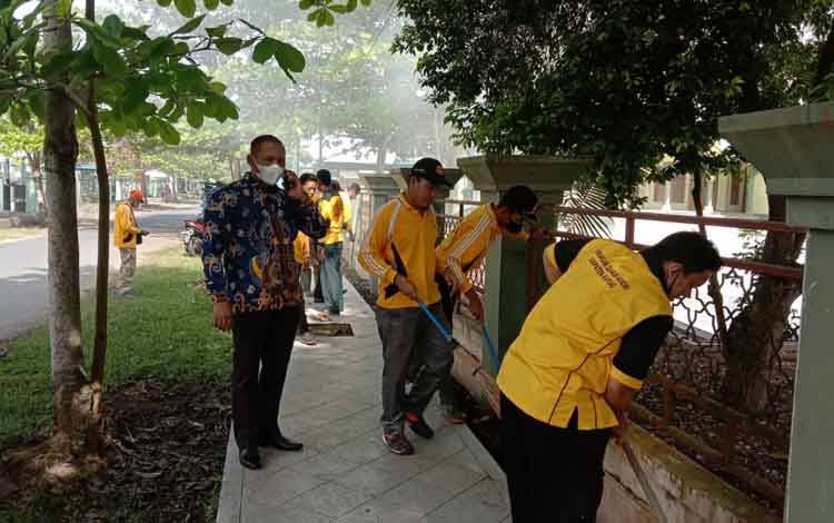 Perkumpulan Damkar Mandiri Kapuas Gotong Royong Bersihkan Fasilitas Ibadah