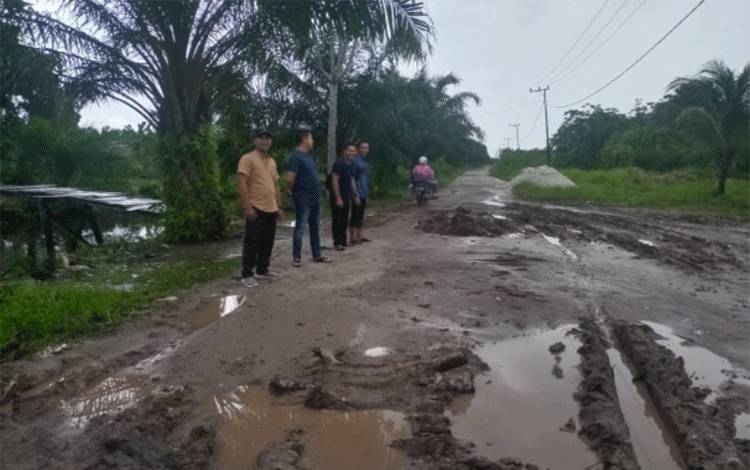 Ketua Komisi IV DPRD Kotim, M Kurniawan Anwar saat melihat kondisi Jalan trans Desa Handil Sohor.