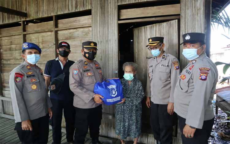 Program Polres Kapuas Gerakan 1000 Rupiah Sehari Terus Berlanjut untuk Bantu Warga