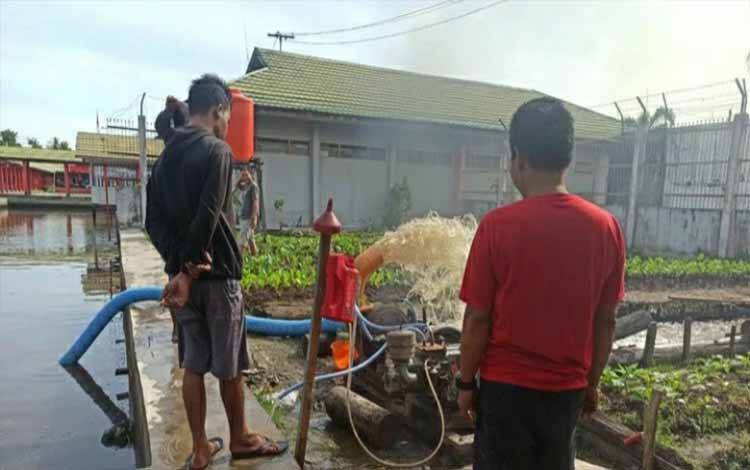 Lanjutkan Program Budidaya Ikan, Rutan Kuala Kapuas Bersihkan Kolam Pasca Panen