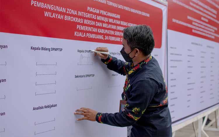 Kepala DPMPTSP Seruyan Agung Setiawan menandatangani komitmen bersama untuk pembangunan zona integritas menuju WBK dan WBBM