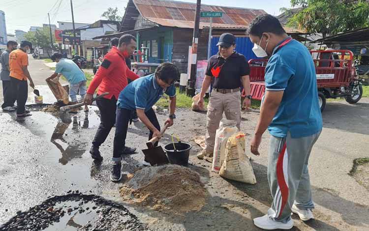 Tambal Jalan Berlubang, Lurah Kuala Pembuang II Pimpin Gotong Royong