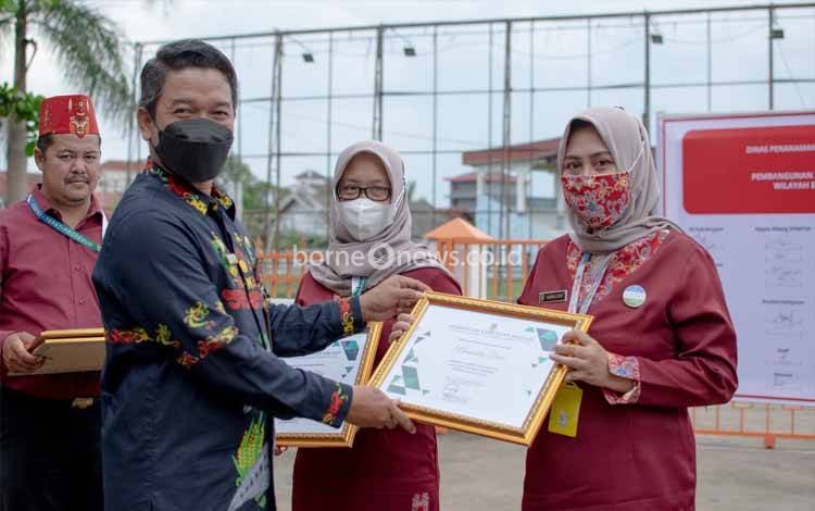 DPMPTSP Seruyan Rutin Berikan Penghargaan Kepada Pegawai Berprestasi