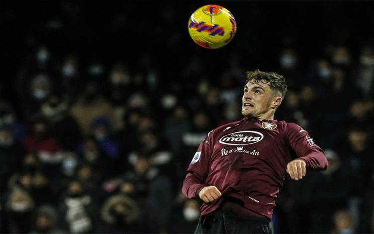Foto arsip - Bek Salernitana Nadir Zortea saat beraksi melaan Juventus dalam pertandingan Liga Italia di Sadion Arigis di Salernoon pada 30 November 2021. Zortea menjadi penyelamat timnya saat menahan seri Bologna 1-1 pada 26 Februari 2022. (AFP/CARLO HERMANN)