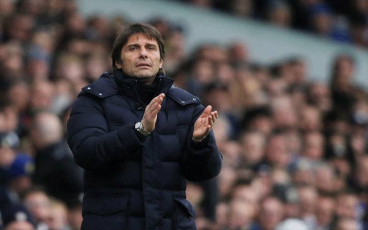 Manajer Tottenham Hotspur Antonio Conte ketika pertandingan melawan Leeds United di Elland Road, Leeds, Inggris, 26 Februari 2022. (REUTERS/IAN HODGSON)