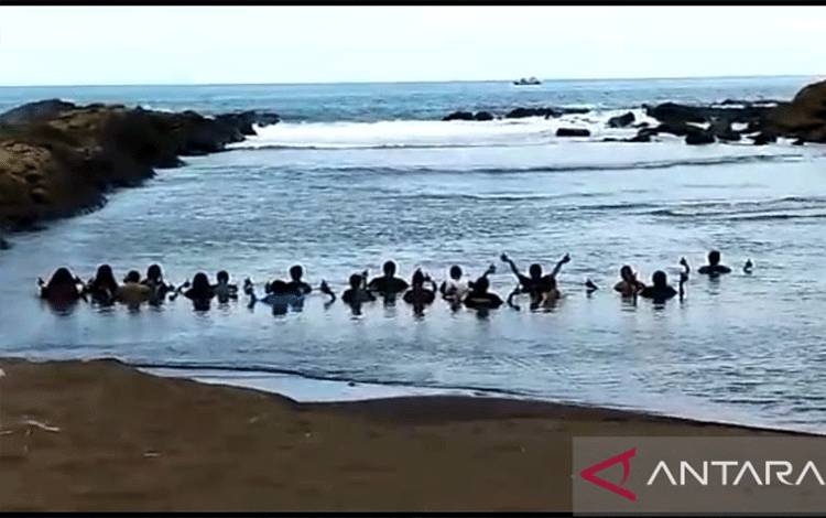 Polisi Bubarkan Ritual Kelompok Trimurti Kejawen Kejayan di Pantai Watu Ulo