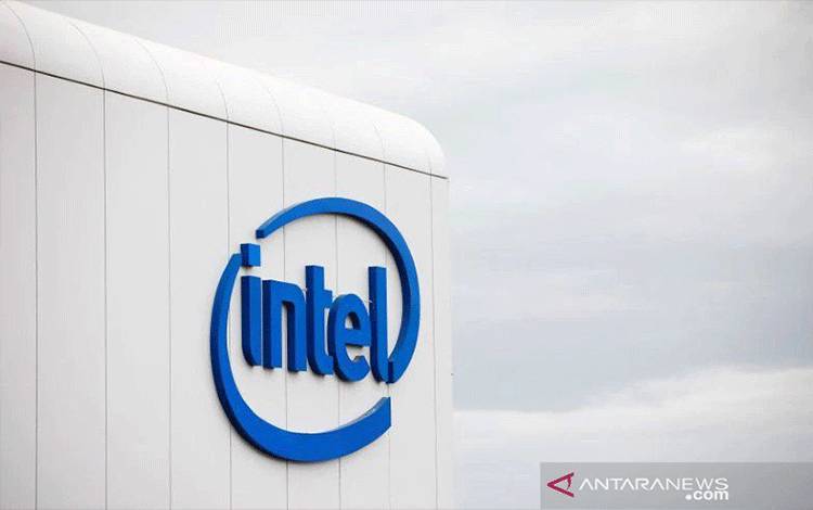 Logo pembuat chip AS Intel Corp terlihat di "smart bulding" di Petah Tikva, dekat Tel Aviv, Israel, pada Minggu (15/12/2019). ANTARA/REUTERS/Amir Cohen/am.